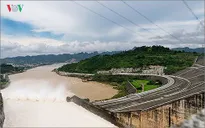 Mở thêm 1 cửa xả đáy hồ Hòa Bình