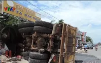 Xe ben mất lái lao vào nhà dân, bé gái bị thương nặng