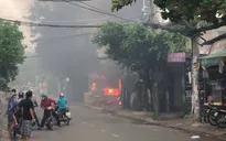 Cháy bãi giữ xe gần sân bay Tân Sơn Nhất, 3 ô tô bị thiêu rụi