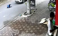 Ô tô đâm cụ bà bất tỉnh rồi bỏ đi