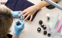 Cảnh báo dị ứng khi làm móng bằng gel và đắp móng tay giả