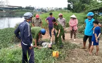 Dùng xuồng máy truy bắt đối tượng trộm nắp cống trên mặt cầu