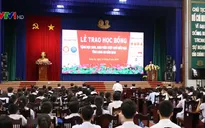 Trao 400 suất học bổng cho học sinh hiếu học tỉnh Long An