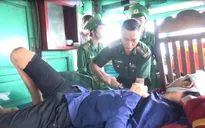 BĐBP tỉnh Bình Định tiếp nhận và cấp cứu kịp thời 4 ngư dân gặp nạn trên biển