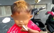 Indonesia: Bé trai 2 tuổi nghiện thuốc lá, hút 40 điếu/ngày