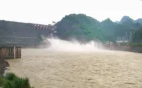 Đóng 1 cửa xả đáy hồ thủy điện Hòa Bình