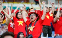 ẢNH: CĐV Việt Nam vỡ oà niềm vui khi Olympic Việt Nam giành chiến thắng trước Olympic Nhật Bản