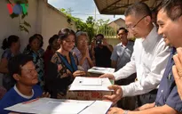 Thăm hỏi đồng bào Việt kiều và bà con Campuchia gặp nạn vì lũ lụt
