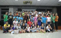 Các đại biểu SSEAYP cùng nhau biến nhựa thành tranh nghệ thuật