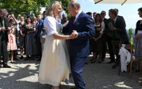 Tổng thống Nga Putin khiêu vũ với Ngoại trưởng Áo