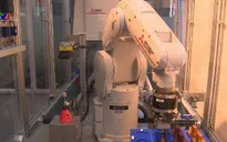 Các nhà khoa học hiến kế ứng dụng công nghệ robot cho doanh nghiệp Việt Nam