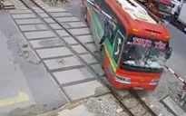 Thanh Hóa: Xe khách lao thẳng vào gác chắn, kính xe bị xuyên thủng
