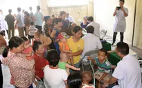 Khám cấp thuốc miễn phí cho 800 người dân vùng lũ lụt ở Nghệ An