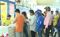TP.HCM: Phụ huynh xếp hàng mua sách giáo khoa