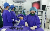 Bé trai 9 tuổi bị ruột chui lên lồng ngực
