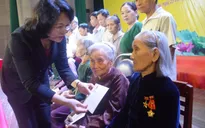 Phó Chủ tịch nước tặng quà cho gia đình chính sách tại Quảng Ngãi
