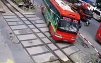 Xác định nguyên nhân ban đầu vụ xe khách đâm xuyên barie đường tàu