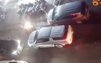 Clip: Tài xế xe bán tải cố tình ép một ô tô khác đi ngược chiều
