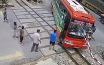 Xử phạt lái xe khách lao vào chắn tàu hỏa
