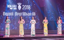 Thí sinh Hoa hậu Việt Nam 2018 vượt suối bằng... cẩu máy xúc