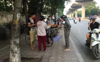 Nguy hiểm khôn lường từ các xe đồ ăn gần cổng trường học