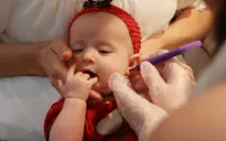 Xỏ lỗ tai cho bé mới sinh: Coi chừng bị nhiễm trùng huyết