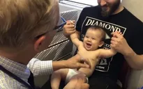 Bác sĩ vui đùa để em bé không khóc mà còn cười tươi khi tiêm