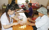 Khám, cấp thuốc miễn phí cho người dân xã Thạch Mỹ, Hà Tĩnh