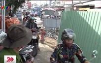 Giao thông tắc nghẽn vì công trình thi công giờ cao điểm