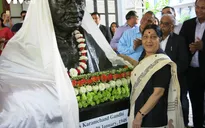 Bộ trưởng Sushma Swaraj khánh thành tượng Mahatma Gandhi ở ĐSQ Ấn Độ tại Hà Nội