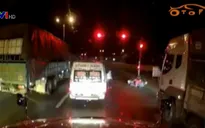 Clip: Người đàn ông chở con nhỏ rượt đuổi đánh phụ xe