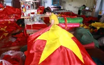 Olympic Việt Nam vào bán kết ASIAD 2018: "Sốt sình sịch" sản xuất băng rôn, cờ Tổ quốc