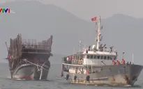 Tàu Hải quân đưa 52 ngư dân gặp nạn về bờ an toàn