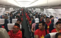 Đi từ tờ mờ sáng, hàng trăm CĐV Việt Nam sang Indonesia cổ vũ Olympic Việt Nam