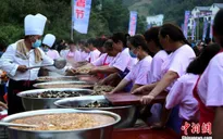 Hàng chục nghìn khách Trung Quốc đổ xô đi ăn tiệc giá rẻ từ sáng sớm đến tối mịt