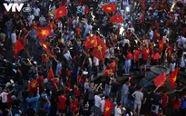 CĐV ăn mừng cuồng nhiệt dù Olympic Việt Nam dừng bước ở bán kết