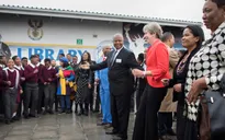 Thủ tướng Anh Theresa May nhảy tưng bừng với trẻ nhỏ
