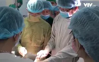 Cứu sống người đàn ông bị 2 thanh sắt đâm xuyên người