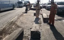 Xe bồn mất lái, cày nát dải phân cách trên cầu Sài Gòn