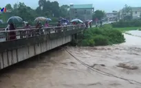 Mưa lũ kéo dài gây sạt lở nhiều tuyến đường ở Tây Bắc