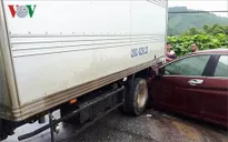 Ô tô con chui vào đuôi xe tải, Quốc lộ 3 ùn tắc