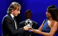 Vượt mặt Ronaldo, Modric giành danh hiệu cầu thủ xuất sắc nhất mùa giải 2017/18