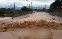 Hòa Bình: Mưa lớn gây sập tường, hở điện, 3 cảnh sát bảo vệ bị thương