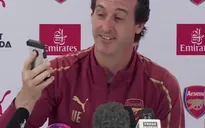 Nghe điện thoại "hộ" phóng viên, Unai Emery khiến phòng họp báo cười bò