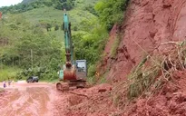 Đất đá sạt lở gây chia cắt Quốc lộ 6
