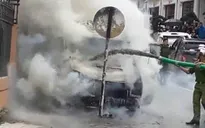 Lào Cai: Ô tô khách bỗng nhiên bốc cháy ngùn ngụt