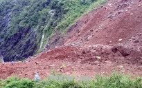 Sụt taluy dương ở Sơn La, hàng nghìn m3 đất đá đổ xuống lấp mặt đường