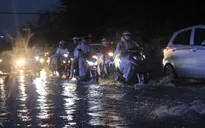 TP.HCM: Mưa lớn kéo dài, người dân chật vật di chuyển