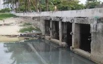 Nước thải bị xả trộm, chảy ồ ạt ra biển Đà Nẵng