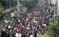Biểu tình sau tai nạn giao thông làm tê liệt thủ đô Dhaka, Bangladesh